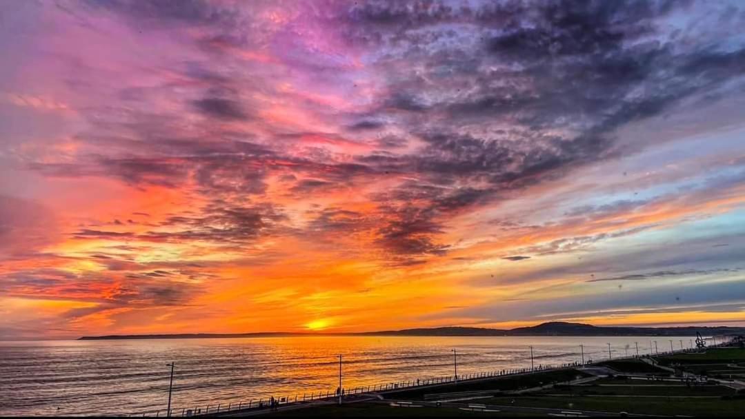 Sea Escape The Tardiis Beachfront Location Aberavon Beach Sea Views Driveway Parking Port Talbot Extérieur photo