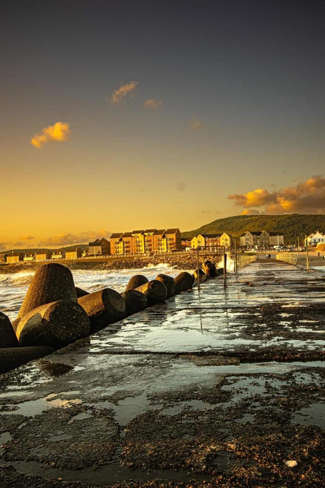 Sea Escape The Tardiis Beachfront Location Aberavon Beach Sea Views Driveway Parking Port Talbot Extérieur photo