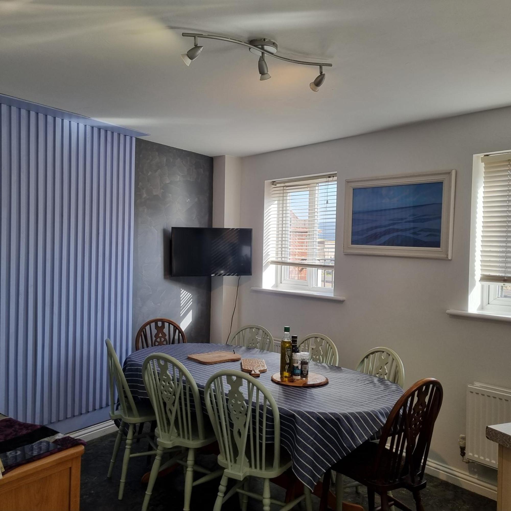 Sea Escape The Tardiis Beachfront Location Aberavon Beach Sea Views Driveway Parking Port Talbot Extérieur photo